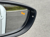 ブラインドスポット。後方死角ゾーンを走行する車両を検知することで、ミラー先端のインジケーターが点灯、安全な車線変更をサポートします。