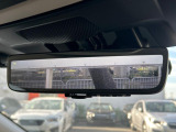 【スマートリヤビューミラー】後席の大きな荷物や同乗者で後方が確認しづらい時でも安心!カメラが撮影した車両後方の映像をルームミラー内に表示。クリアな視界で状況の確認が可能です!