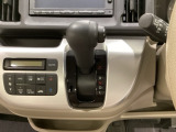 CVT車のセレクトレバーです。低速から高速まで、変速ショックのないスムーズな走りを実現するとともに、エンジン効率のよい領域を維持することで燃費にも貢献します。
