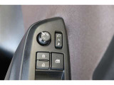 鍵の施錠開錠に合わせてドアミラーが開閉するオート格納機能付きのドアミラー。少し離れた場所からでも見た目で鍵の閉め忘れの確認が出来る便利な機能です。