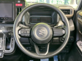 インテリアに合わせたデザインのステアリングは、運転される方のことも考え、運転しやすい形状、大きさです。是非一度、実際に触ってお確かめください。