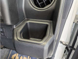 便利なカップホルダーを装備しています。 缶ジュースを開けて運転していると振動で倒れないかヒヤヒヤ、意外と置き場に困るもの。 意外に重要な装備ですね。