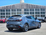 【MAZDA3】光の映り込みだけで、「面のうつろい」を表現し、見る場所、時間、天気によりさまざまな表情を見せ、見るたびに「このクルマにして良かった」と思っていただける車です。洗車も楽しくなります。