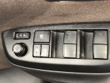 パワーウィンドのスイッチです。運転席に座りながら、助手席や後席の窓を開け閉めできるので大変便利ですよ。