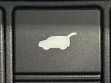 【パワーバックドア】スマートキーや運転席のボタンを押すだけでリアゲートが自動で開閉します!荷物を持っている時や、高い位置にあるバックドアを閉める際に便利な機能です♪