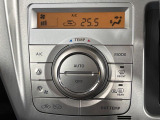 【オートエアコン】一度お好みの温度に設定すれば、車内の温度を検知し風量や温度を自動で調整。暑い&hellip;寒い&hellip;と何度もスイッチ操作をする必要はありません。快適な車内空間には必須の機能ですね♪