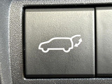 【パワーバックドア】スマートキーや運転席のボタンを押すだけでリアゲートが自動で開閉します!荷物を持っている時や、高い位置にあるバックドアを閉める際に便利な機能です♪