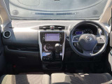 運転席周りになります。内装色はブラックです。