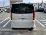【ホンダカーズ鈴鹿 玉垣店】です。広いショールームには常時10台以上の新車展示車がございます!