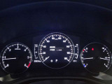 視線移動の少ない設計で運転に集中できます。