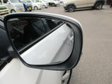 走行中、後方から接近する車両を知らせ、点灯したドアミラー側にウインカーを操作すると点灯とブザー音により注意を知らせる【ブラインドスポットモニター】