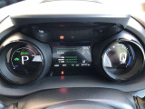 大型メーターで視界も良好な運転席廻りです。運転時の視線移動が少なくて済むので、安全性にも一役かってくれます。