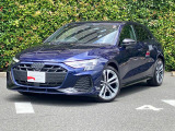 Audiデザインの特徴であるシングルフレームグリルが存在感を主張します。