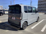 【ホンダカーズ鈴鹿 玉垣店】です。広いショールームには常時10台以上の新車展示車がございます!