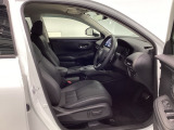 フロントは広々セパレートシート、運転席は、高さを調整できるアジャスター付きです。