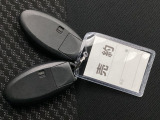家族やパートナーと個別に持てるため、貸し借りの手間がなくスムーズに乗車できます。また、メインキーを自宅に置いたまま、もう一方をサブとして常に鞄に入れておけるため、持ち出し忘れを防げる点も便利です。