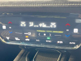 【オートエアコン】一度お好みの温度に設定すれば、車内の温度を検知し風量や温度を自動で調整。暑い&hellip;寒い&hellip;と何度もスイッチ操作をする必要はありません。快適な車内空間には必須の機能ですね♪