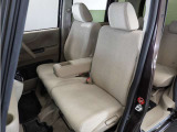 運転席と助手席は足元が繋がっているので自由に行き来しやすいので駐車場が狭いときでも助手席側からスムーズに乗り降りできて便利!