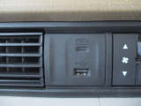 USB対応のデジタル機器をつないで快適なカーライフを!!