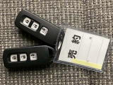 家族やパートナーと個別に持てるため、貸し借りの手間がなくスムーズに乗車できます。また、メインキーを自宅に置いたまま、もう一方をサブとして常に鞄に入れておけるため、持ち出し忘れを防げる点も便利です。