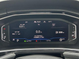 「Digital Cockpit Pro」。基本のスピードメーターやタコメーターをはじめ、ナビゲーションのマップやドライビングデータなどを高精細に最適表示します。