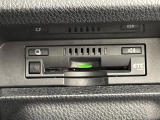 【純正ビルトインETC】有料道路を利用する際に料金所で停止することなく通過できる、ETC車載器が装備されています。セットアップを行うことで利用可能になります。