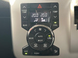 【デュアルオートエアコン】一度お好みの温度に設定すれば、車内の温度を検知し風量や温度を自動で調整。暑い&hellip;寒い&hellip;と何度もスイッチ操作をする必要はありません。快適な車内空間には必須の機能ですね♪