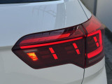 LEDテールランプ(ダイナミックターンインジケーター付き)特徴的な配光パターンによって後続車からの視認性が高まり、万一の追突の危険性を軽減します。