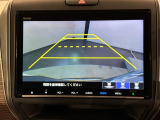 リバースギアに入れるだけで後方の表示へ切り替わります。夜間や雨の日の駐車も楽になりますよ。
