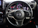 ハンドル左側にはオーディオ操作が出来るオーディオリモートコントロールスイッチ、右側にはHonda SENSINGとオートクルーズコントロールのスイッチを装備!