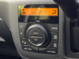 【オートエアコン】一度お好みの温度に設定すれば、車内の温度を検知し風量や温度を自動で調整。暑い&hellip;寒い&hellip;と何度もスイッチ操作をする必要はありません。快適な車内空間には必須の機能ですね♪