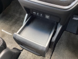 【スライドセンタートレー】運転席からも助手席からも自在に使えます。【アクセサリーソケット】電源からケーブルをつなげば、スマートフォンなどの電子機器の充電などを行うことができます!
