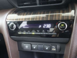 オートエアコンで車内の温度管理も自動調整で行ないますのでらくらくです!安心して運転に集中できます!!