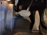 【ペダル】BMWはオルガン式アクセルペダルを採用しています。踏み込む足とペダルが同じ軌跡を描くため、かかとがずれにくく、アクセルコントロールがよりしやすくなるメリットがあります。