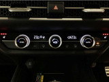 オートエアコンは左右席で独立温度コントロールが可能です。運転席はキンキンに冷やして助手席はマイルドにと言った設定が可能です☆暑さ寒さでケンカすることもなくなりますね♪