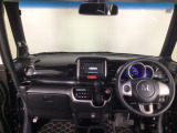 【前方視界】開放的な前方視界!運転がしやすく疲れにくいです♪窓が大きく、見通しがとっても良いおクルマですよ♪