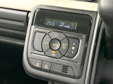 【オートエアコン】一度お好みの温度に設定すれば、車内の温度を検知し風量や温度を自動で調整。暑い&hellip;寒い&hellip;と何度もスイッチ操作をする必要はありません。快適な車内空間には必須の機能ですね♪