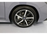 純正アルミホイール装備、タイヤサイズは225/45R18を装備しております!