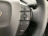 前方の車との車間を設定し、スピードを上げたり緩めたりを自動で行ってくれる追尾式の「レーダークルーズ」。上級装備の一つです!高級車にしかつかない嬉しい機能です。