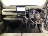 車内は光触媒抗菌消臭施工済です。インパネ周りはスタイリッシュなデザインで機能や装備も充実しています。グローブボックスやカップホルダーのほかにトレーなどたくさんの収納スペースが付いています。