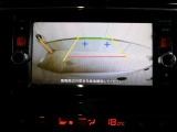 バックカメラの画像です。ガイドラインがスムースな車庫入れをサポートいたします。車庫入れの安心感がアップしますね。