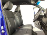 座面も厚みがあり背もたれも高く、広い足元にゆったり座れるシートです。運転席と助手席の間が空いている為、助手席側への移動がスムーズです。交通量の多い道でも助手席側から乗り降りができます。