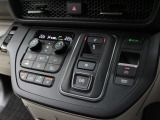 【電子制御パーキング+ブレーキホールド】便利なスイッチ式のサイドブレーキ!停車中にブレーキペダルを踏み続けなくても自動的にブレーキを保持する機能も搭載♪