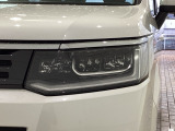 LEDヘッドライトは、点灯の瞬間から最大光量を発揮し、突然暗くなるトンネルなどでの安定感を高めます。
