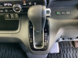 シンプルでとても使いやすいインパネシフトに、パーキングブレーキは、フットブレーキタイプです。