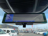 スマートルームミラーでルームミラーに映る後方視界が乗員で遮られるときや、夜間や悪天候で確認しづらいときも、車両後方にあるカメラの映像を映し出すことで視界をクリアに保ちます