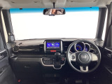 運転席は、大きな座面と包み込むような背もたれがドライバーの身体全体をしっかり支えます。上質なシート素材と座り心地のよいクッションを採用し、長時間の運転やコーナーの多い道も快適です