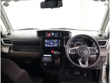 デザインもよく、居心地のよい運転席ですね。分かりやすいスイッチ類ですから操作もしやすく運転をサポートします。ぜひご来店いただき、実際にお座りいただいてステアリングを握ってみてください!