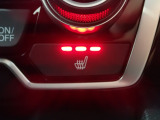 運転席と助手席には、【シートヒーター】が装備されています。温度調整の切り替えができお好みの設定で快適なドライブを楽しめます。腰から下が暖まると、暖房よりも体があったまりますよ。