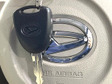 【キーレス】少し離れた場所からでもボタン一つでドアの開錠・施錠ができるのでとっても便利!ドアの鍵穴周りに傷をつけることもありません♪